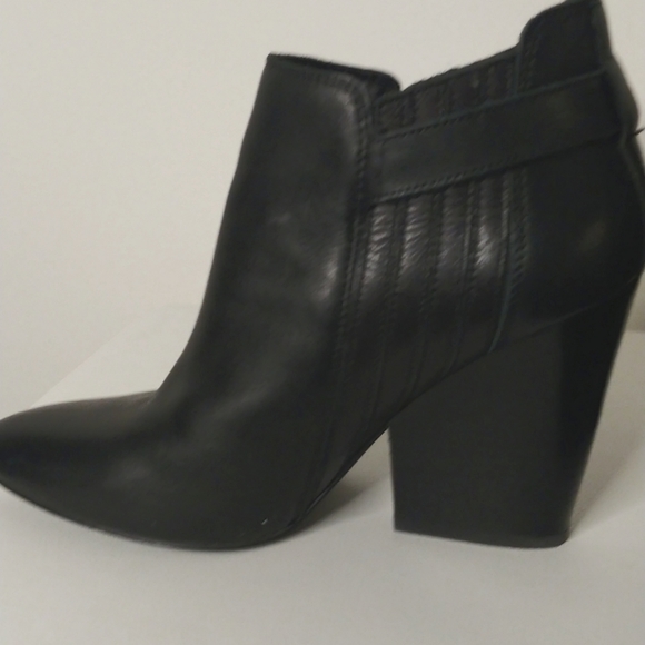 Guess woman's ankle boots size 7 - Picture 2 of 4